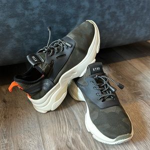 W 7 CAMO sneakers! Neoprene, stretchy, and super comfortable! Steve Madden, EUC